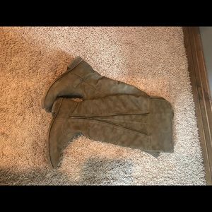 Size 8 WIDE CALF knee high boots.